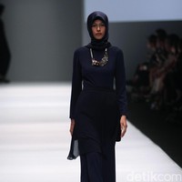 Koleksi Brand Jenahara Black Label mengusung tema Ignis Fatuus di Jakarta Fashion Week 2017. Senayan City. Jakarta [Foto: Mohammad Abduh/Wolipop]