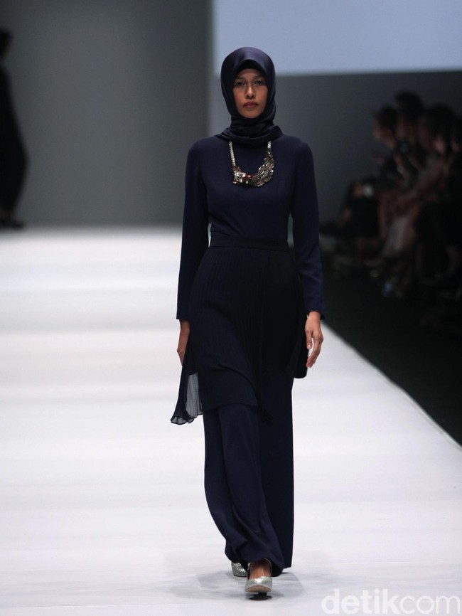 Koleksi Brand Jenahara Black Label mengusung tema Ignis Fatuus di Jakarta Fashion Week 2017. Senayan City. Jakarta [Foto: Mohammad Abduh/Wolipop]