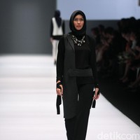 Koleksi Brand Jenahara Black Label mengusung tema Ignis Fatuus di Jakarta Fashion Week 2017. Senayan City. Jakarta [Foto: Mohammad Abduh/Wolipop]