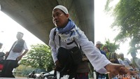 Warga di kawasan Cikini membagikan sejumlah logistik makanan untuk para massa aksi damai 2 Desember.