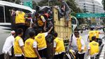Pasukan Oranye Bersihkan Sampah di Kawasan Monas