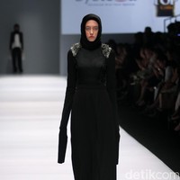 Koleksi Brand Jenahara Black Label mengusung tema Ignis Fatuus di Jakarta Fashion Week 2017. Senayan City. Jakarta [Foto: Mohammad Abduh/Wolipop]