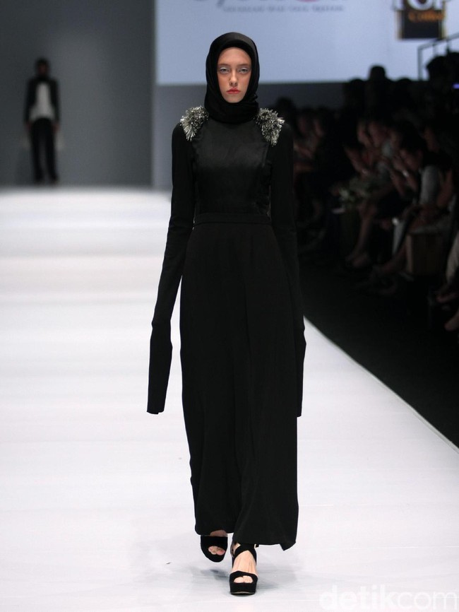 Koleksi Brand Jenahara Black Label mengusung tema Ignis Fatuus di Jakarta Fashion Week 2017. Senayan City. Jakarta [Foto: Mohammad Abduh/Wolipop]