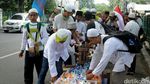 Warga Bagikan Logistik Untuk Massa Aksi Damai 2 Desember