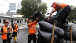 Pasukan Oranye Bersihkan Sampah di Kawasan Monas