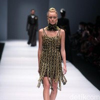 Koleksi Ivan Gunawan mengangkat tema Manggali di Jakarta Fashion Week 2017. Senayan City. Jakarta. [Foto: Mohammad Abduh/Wolipop]