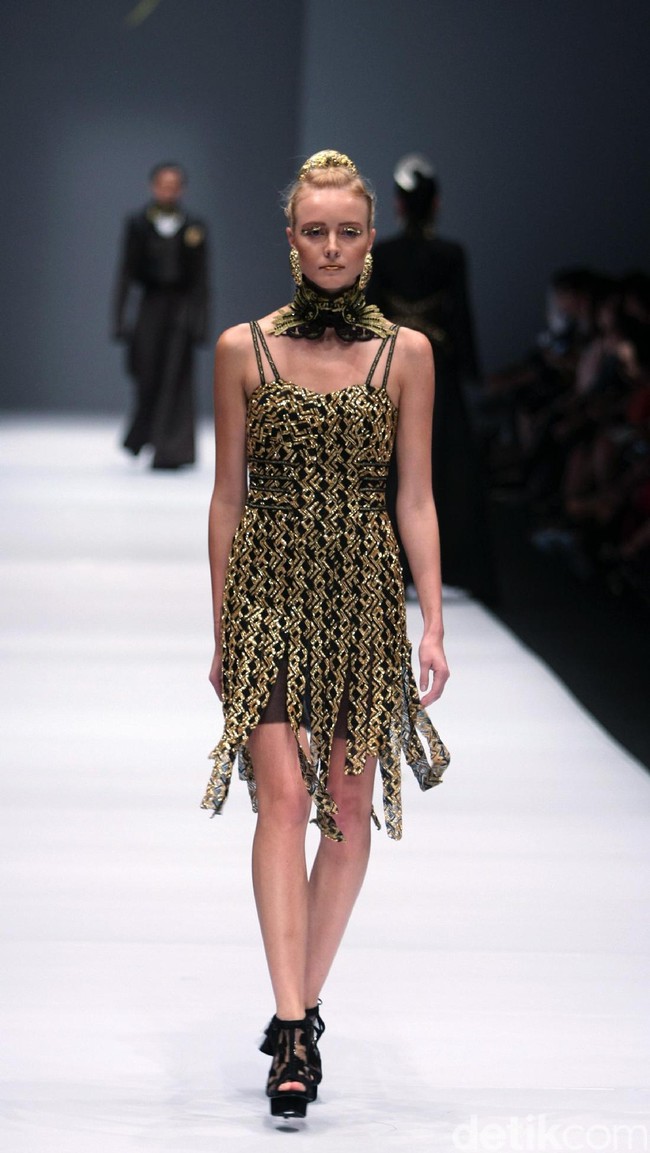 Koleksi Ivan Gunawan mengangkat tema Manggali di Jakarta Fashion Week 2017. Senayan City. Jakarta. [Foto: Mohammad Abduh/Wolipop]