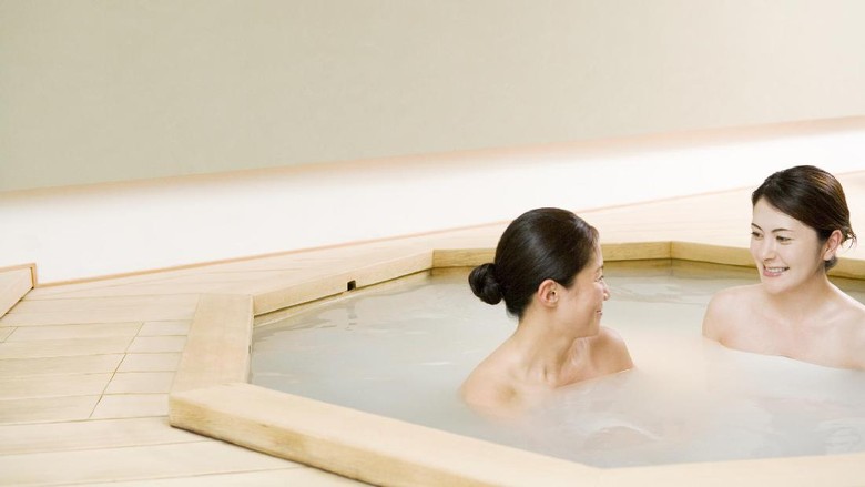 Ilustrasi Onsen Two women taking bath together