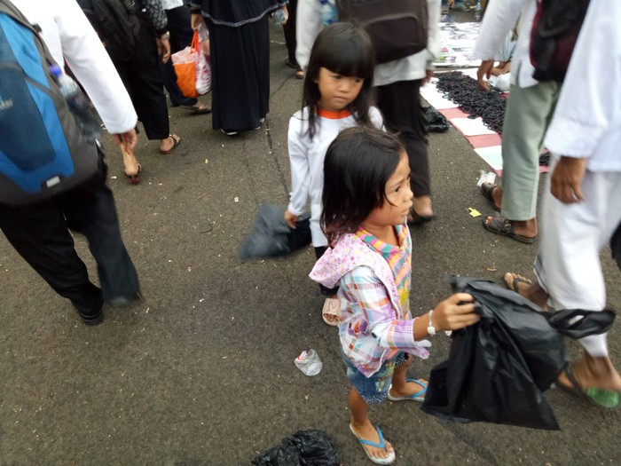 Aksi 2 Desember, Bocah Siti Jajakan Kantong Plastik di Istiqlal