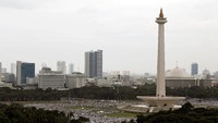 Peserta aksi damai 2 Desember saat melaksanakan salat Jumat. REUTERS/Beawiharta.