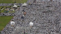 Aksi damai 2 Desember dimulai sejak pagi. Massa aksi berjalan tertib menuju Monas dari berbagai penjuru. Rachman Haryanto/detikFoto.