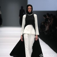 Koleksi Brand Jenahara Black Label mengusung tema Ignis Fatuus di Jakarta Fashion Week 2017. Senayan City. Jakarta [Foto: Mohammad Abduh/Wolipop]