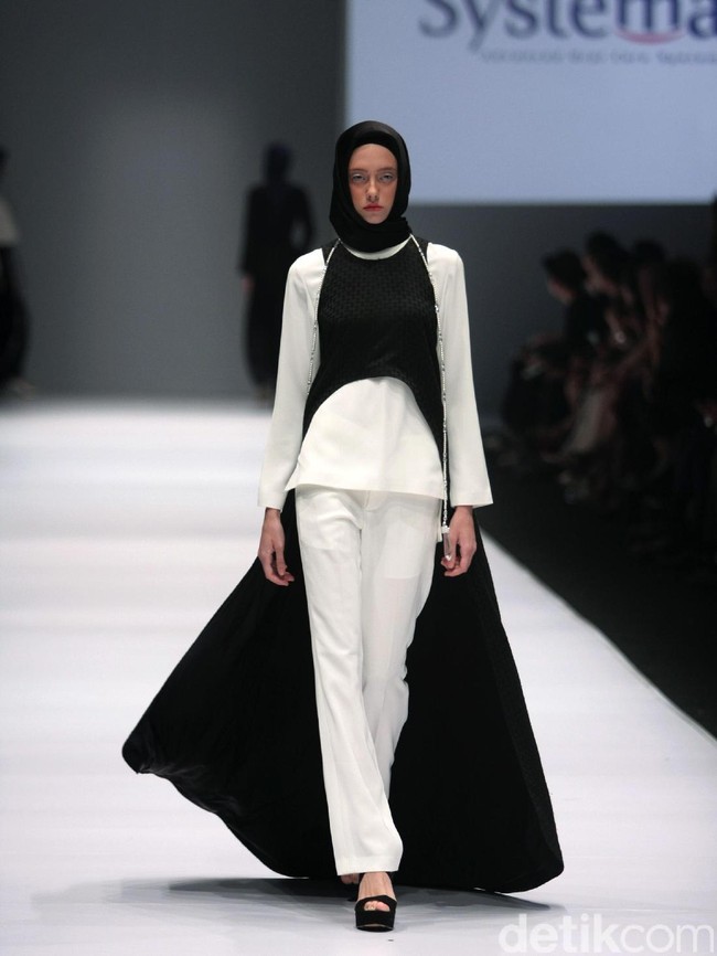 Koleksi Brand Jenahara Black Label mengusung tema Ignis Fatuus di Jakarta Fashion Week 2017. Senayan City. Jakarta [Foto: Mohammad Abduh/Wolipop]