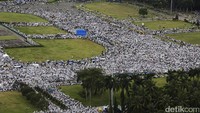 Massa memenuhi area lapangan sementara area rumput tidak tersentuh. Seluruh penjuru arah diisi oleh barisan peserta aksi.