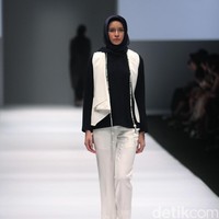 Koleksi Brand Jenahara Black Label mengusung tema Ignis Fatuus di Jakarta Fashion Week 2017. Senayan City. Jakarta [Foto: Mohammad Abduh/Wolipop]