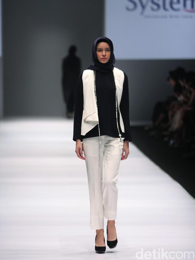 Koleksi Brand Jenahara Black Label mengusung tema Ignis Fatuus di Jakarta Fashion Week 2017. Senayan City. Jakarta [Foto: Mohammad Abduh/Wolipop]