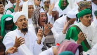 Beberapa peserta aksi terlihat sangat khusyuk.