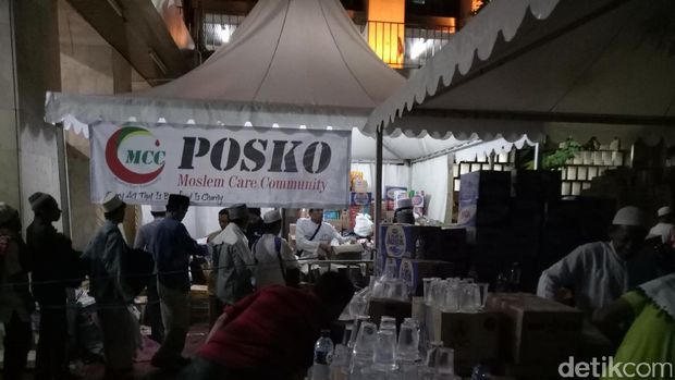 Posko tempat membagikan makanan untuk peserta aksi