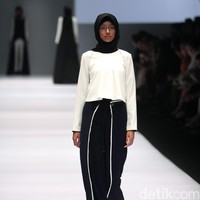 Koleksi Brand Jenahara Black Label mengusung tema Ignis Fatuus di Jakarta Fashion Week 2017. Senayan City. Jakarta [Foto: Mohammad Abduh/Wolipop]