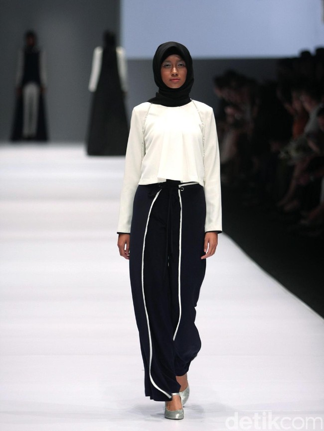 Koleksi Brand Jenahara Black Label mengusung tema Ignis Fatuus di Jakarta Fashion Week 2017. Senayan City. Jakarta [Foto: Mohammad Abduh/Wolipop]
