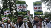 Mereka kompak merapatkan barisan.
