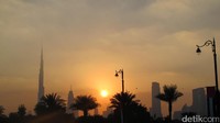 Sekitar pukul 17.30 waktu setempat, matahari mulai terbenam pelan-pelan. Langit berwarna kekuningan dan Burj Khalifa terlihat menjulang tinggi lebih tinggi dari gedung-gedung lain (Afif/detikTravel)