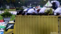 Sebagian dari mereka menunaikan salat di atas mobil boks.