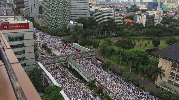 Penampakan Peserta Aksi 2 Desember 'Putihkan' Patung Kuda hingga Thamrin