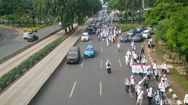 Peserta Aksi Damai Longmarch di Jalan Sudirman, Lalin Macet