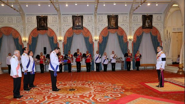 Raja Vajiralongkorn saat menjalani prosesi suksesi 
