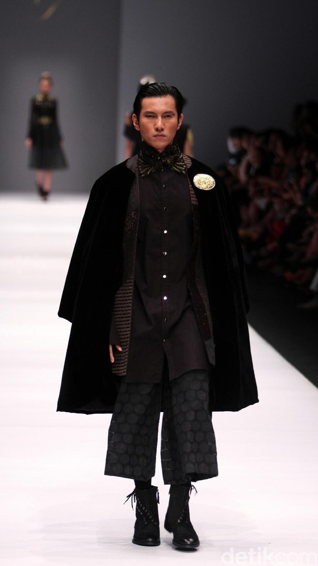 Koleksi Ivan Gunawan mengangkat tema Manggali di Jakarta Fashion Week 2017. Senayan City. Jakarta. [Foto: Mohammad Abduh/Wolipop]