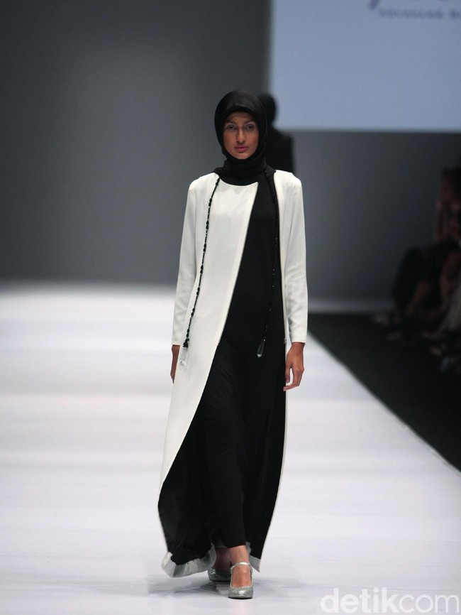 Koleksi Brand Jenahara Black Label mengusung tema Ignis Fatuus di Jakarta Fashion Week 2017. Senayan City. Jakarta [Foto: Mohammad Abduh/Wolipop]