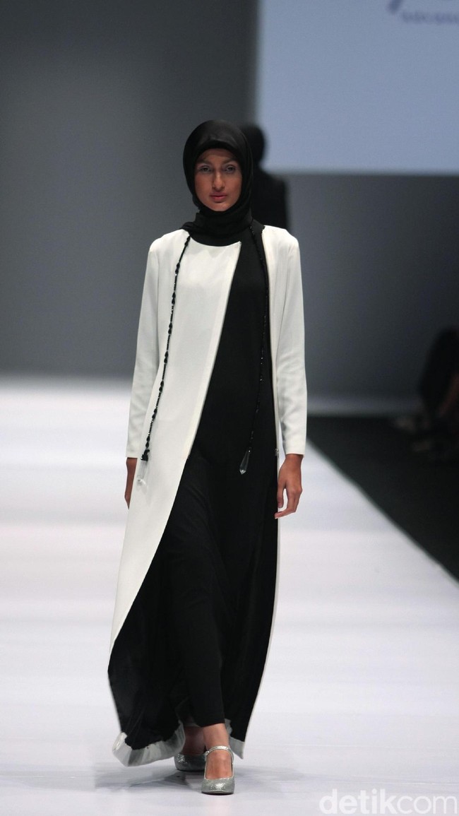 Bagi yang ingin tampil monokrom, model gamis Lebaran dari Jenahara cocok untuk berbusana netral. Foto: Mohammad Abduh/Wolipop