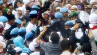 Presiden Jokowi didampingi Menko Polhukam Wiranto berjalan di antara kerumunan massa menuju panggung.
