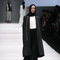 Koleksi Brand Jenahara Black Label mengusung tema Ignis Fatuus di Jakarta Fashion Week 2017. Senayan City. Jakarta [Foto: Mohammad Abduh/Wolipop]