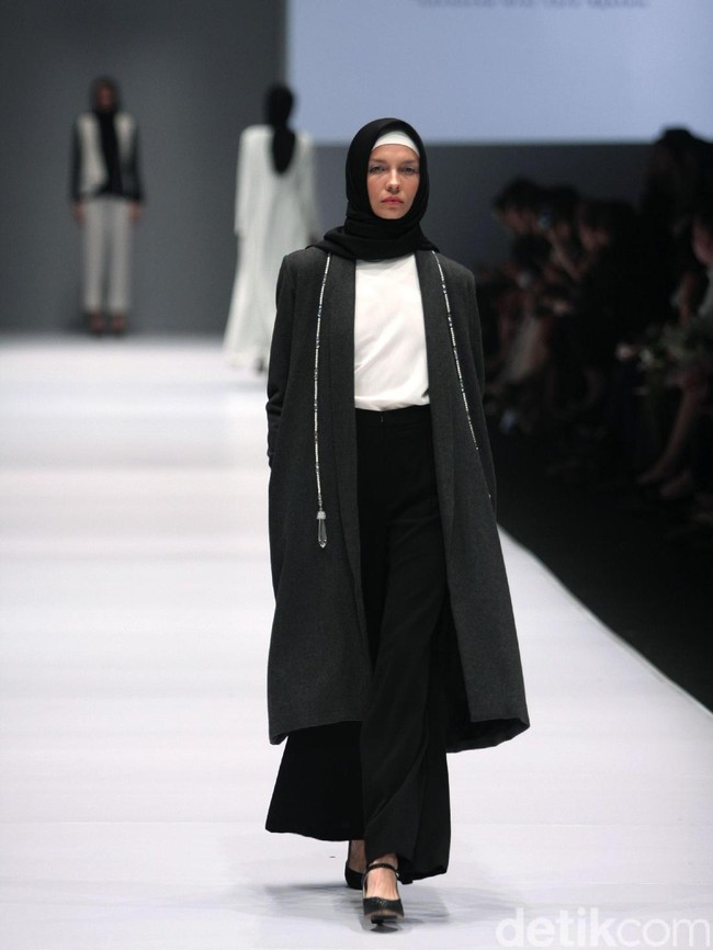 Koleksi Brand Jenahara Black Label mengusung tema Ignis Fatuus di Jakarta Fashion Week 2017. Senayan City. Jakarta [Foto: Mohammad Abduh/Wolipop]