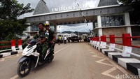 Anggota TNI melakukan patroli di perbatasan Indonesia-Timor Leste.