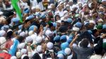 Massa Aksi 2 Desember Salat Jumat di Bawah Guyuran Hujan