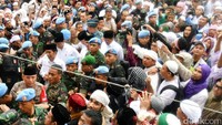 Jokowi menembus kerumunan massa. Pool/Setpres.