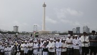 Momen saat peserta aksi melaksanakan salat Jumat. CNN/Andry Novelino.