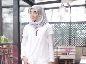Foto: 6 Selebriti Hijab Indonesia yang Cantik Berbaju Putih