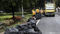 Puluhan kantong sampah diangkut dengan truk.