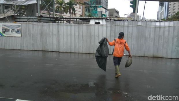 Pasukan oranye bersihkan Bundaran HI
