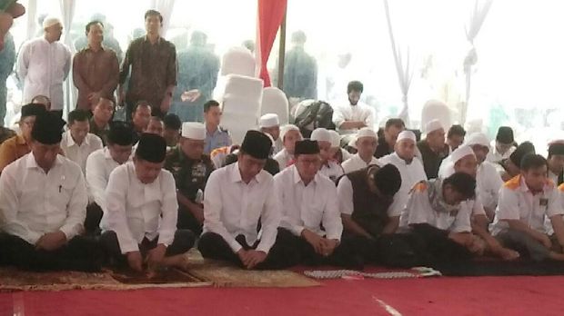 Jokowi-JK salat Jumat di bawah tenda di Monas