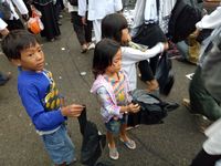 Aksi 2 Desember, Bocah Siti Jajakan Kantong Plastik di Istiqlal