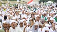 Massa aksi kompak mengangkat tangan ke atas.