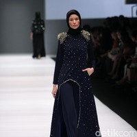 Koleksi Brand Jenahara Black Label mengusung tema Ignis Fatuus di Jakarta Fashion Week 2017. Senayan City. Jakarta [Foto: Mohammad Abduh/Wolipop]