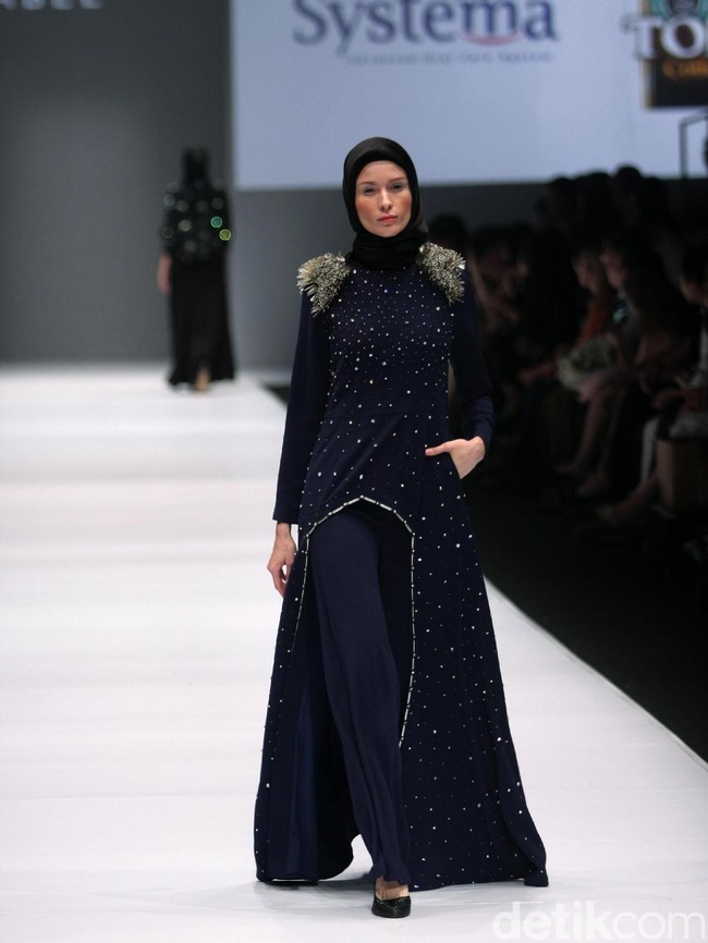 Koleksi Brand Jenahara Black Label mengusung tema Ignis Fatuus di Jakarta Fashion Week 2017. Senayan City. Jakarta [Foto: Mohammad Abduh/Wolipop]