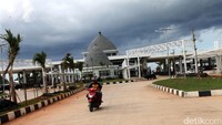 Pemotor melintas di wilayah Indonesia menuju Timor Leste.