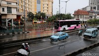 Lalu lintas di depan pusat perdagangan elektronik Glodok pun lengang.